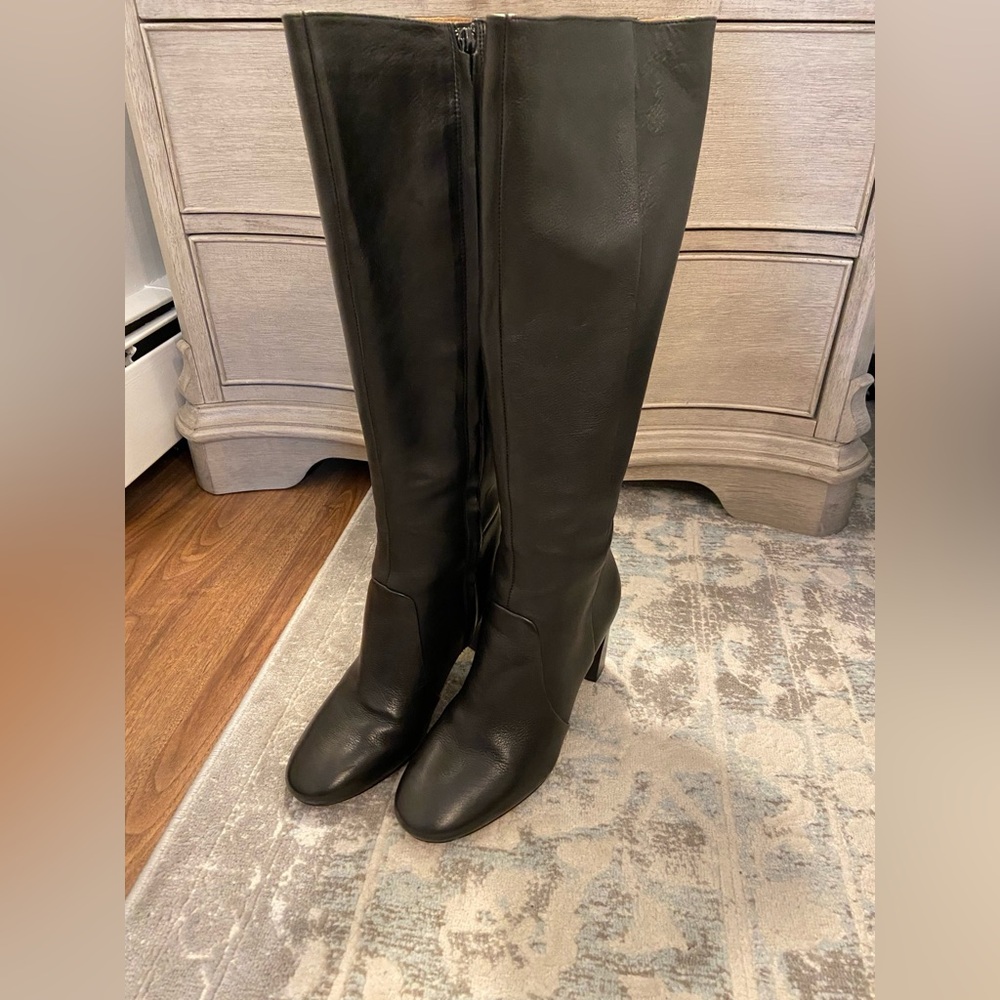 Women’s 8.5 Banana Republic black leather boots. Excellent condition!